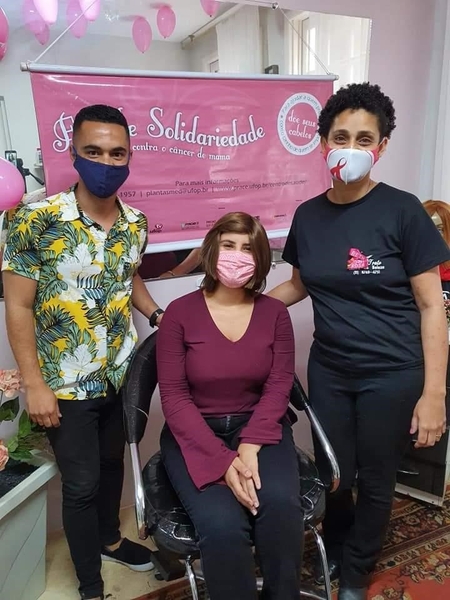 A paciente Letícia Rosa com os parceiros do projeto no dia em que recebeu sua prótese. Foto: Elizabeth dos Santos.