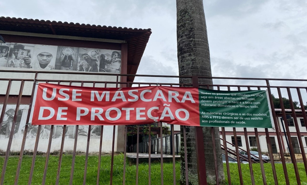 Fachada do ICSA com o banner orientando o uso de máscara dentro do instituto. 17/12/2021