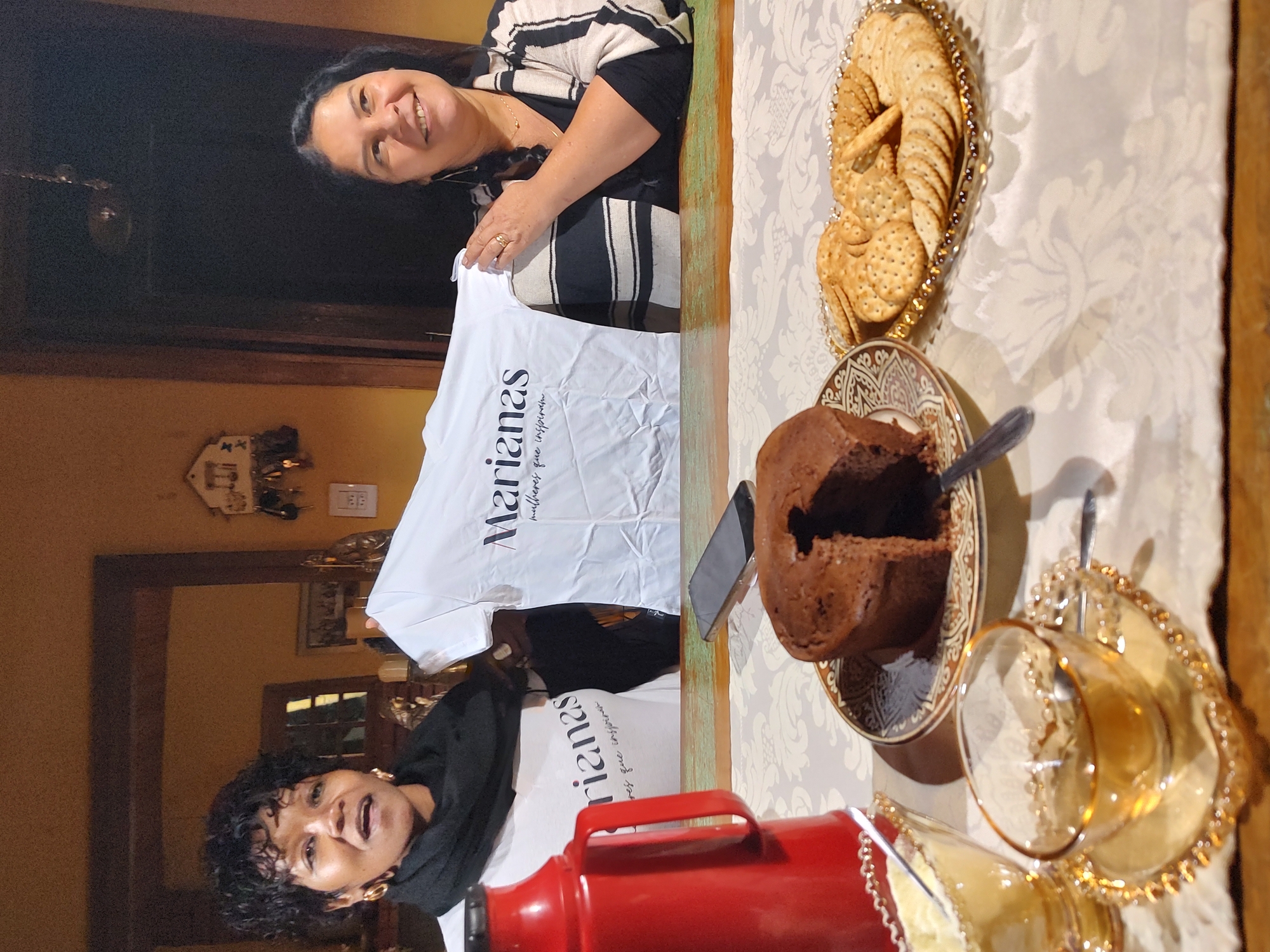 Giovana Sacramento, a esquerda, entrega a camiseta com a nova logo do Marianas Mulheres Que Inspiram para a Adrea Andrea.