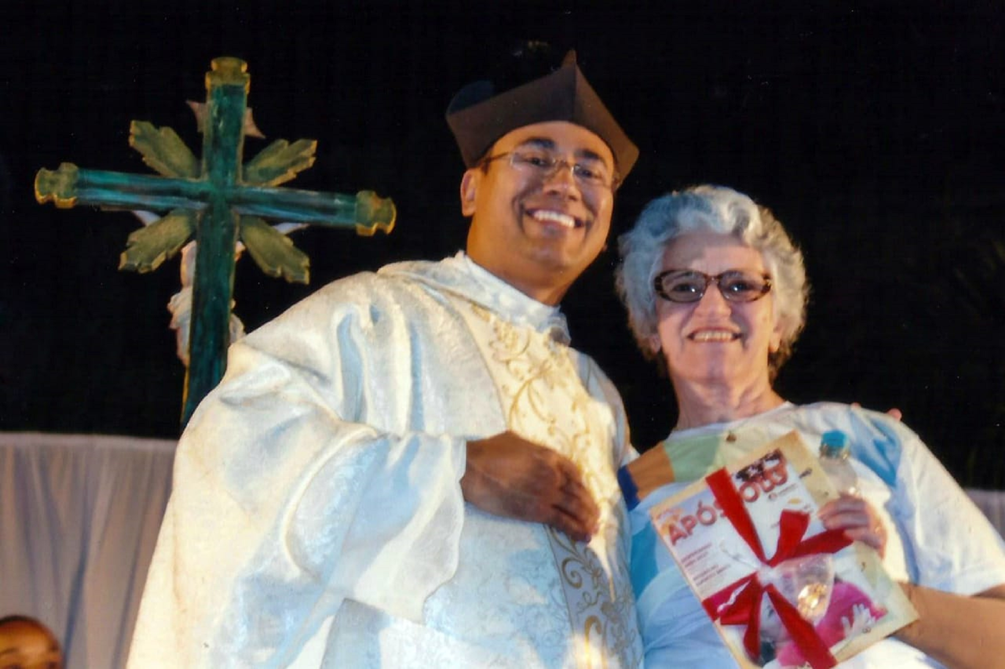Ivone sendo homenageada pelo pároco de Bom Sucesso/MG, Frei William, pela participação em um dos movimentos da paróquia, em 2017 (Foto: Acervo pessoal)