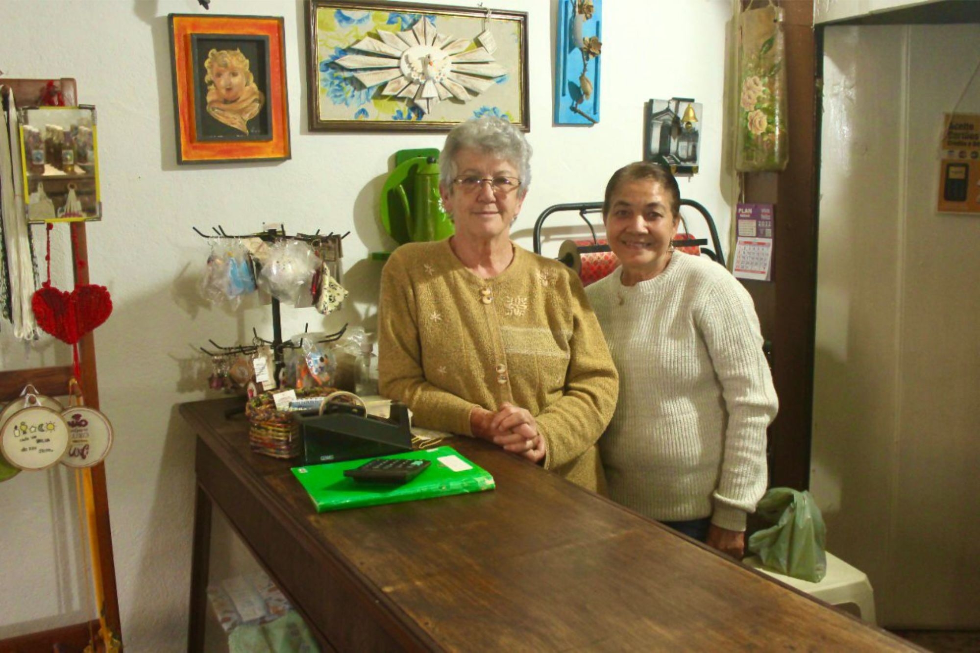 Maria do Carmo e Neusa da Silva na loja da Feira Marte. Créditos: Júlia Raydan.